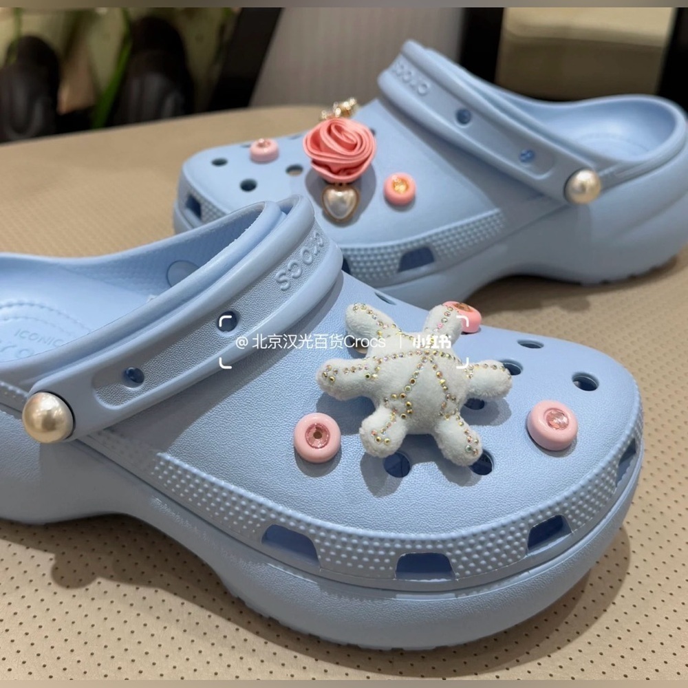 ✨Host pick✨CROCS Kids Blue Clogs with Fun Charms Size 10 ( fit 8.5-10) NWOT